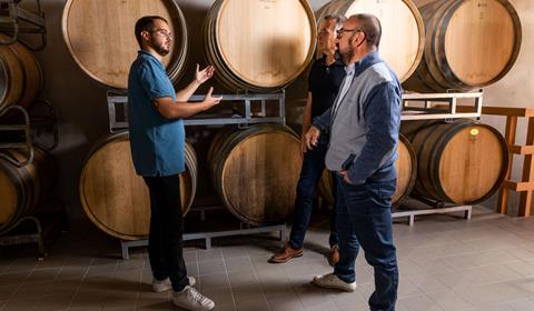 visite d'une cave à vins avec un vigneron