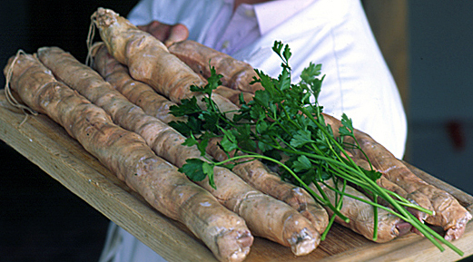andouillette de troyes sur plateau en bois
