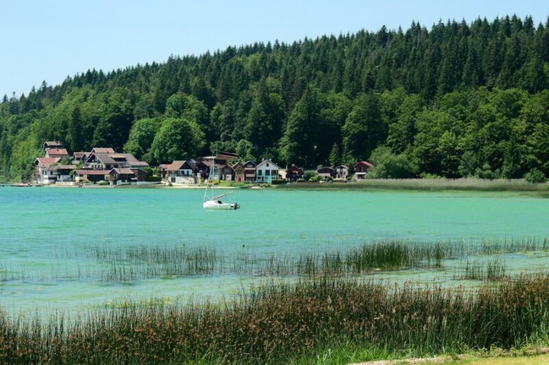 lac de saint agnan entouré de fôret