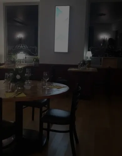 piece principale du restaurant Le Chat qui rêve dans une ambiance tamisée